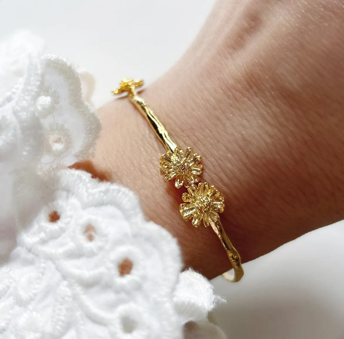 Elise Tsikis Marguerite bracelet jonc or jaune