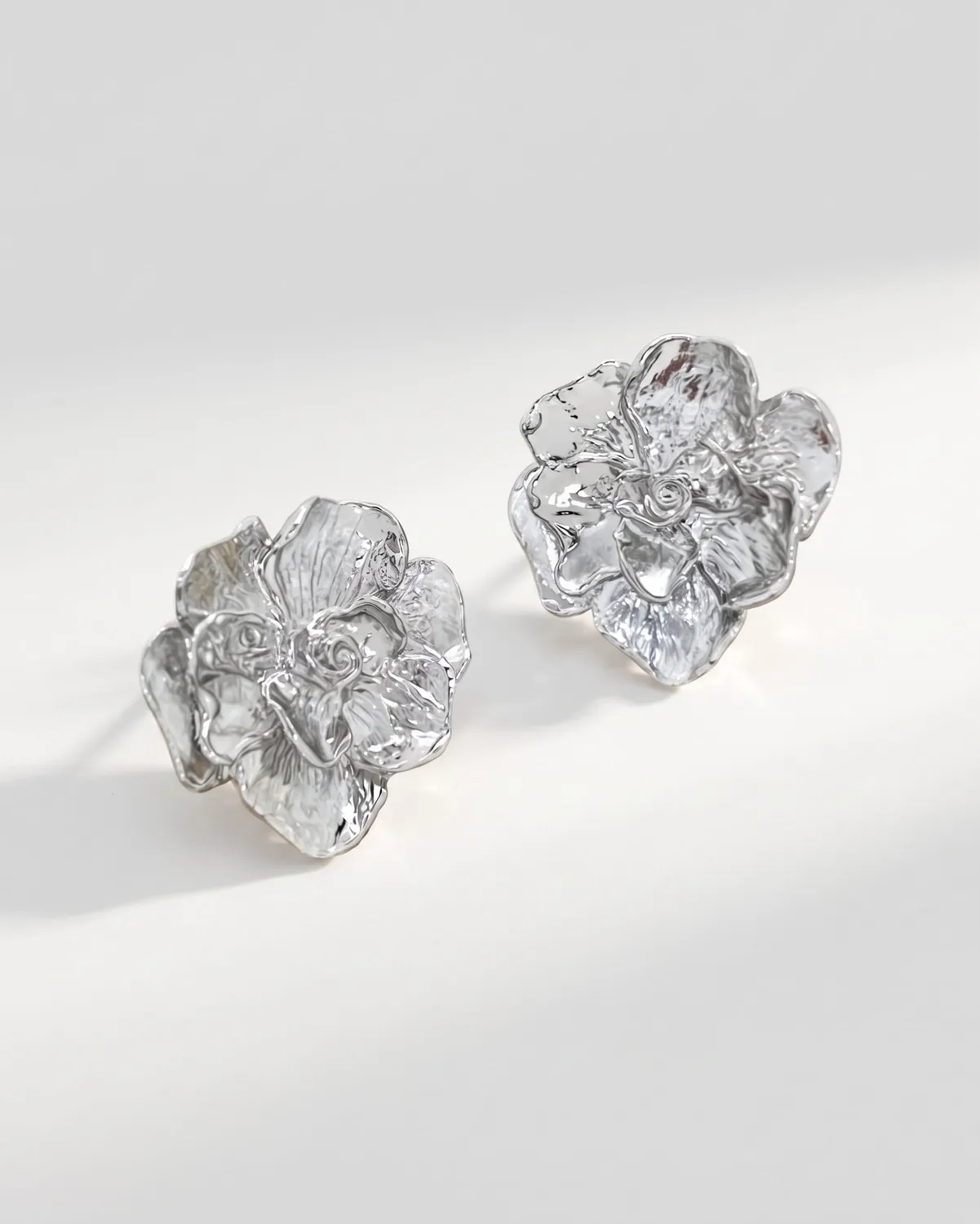 Elise Tsikis Sarah boucles fleur pin doré