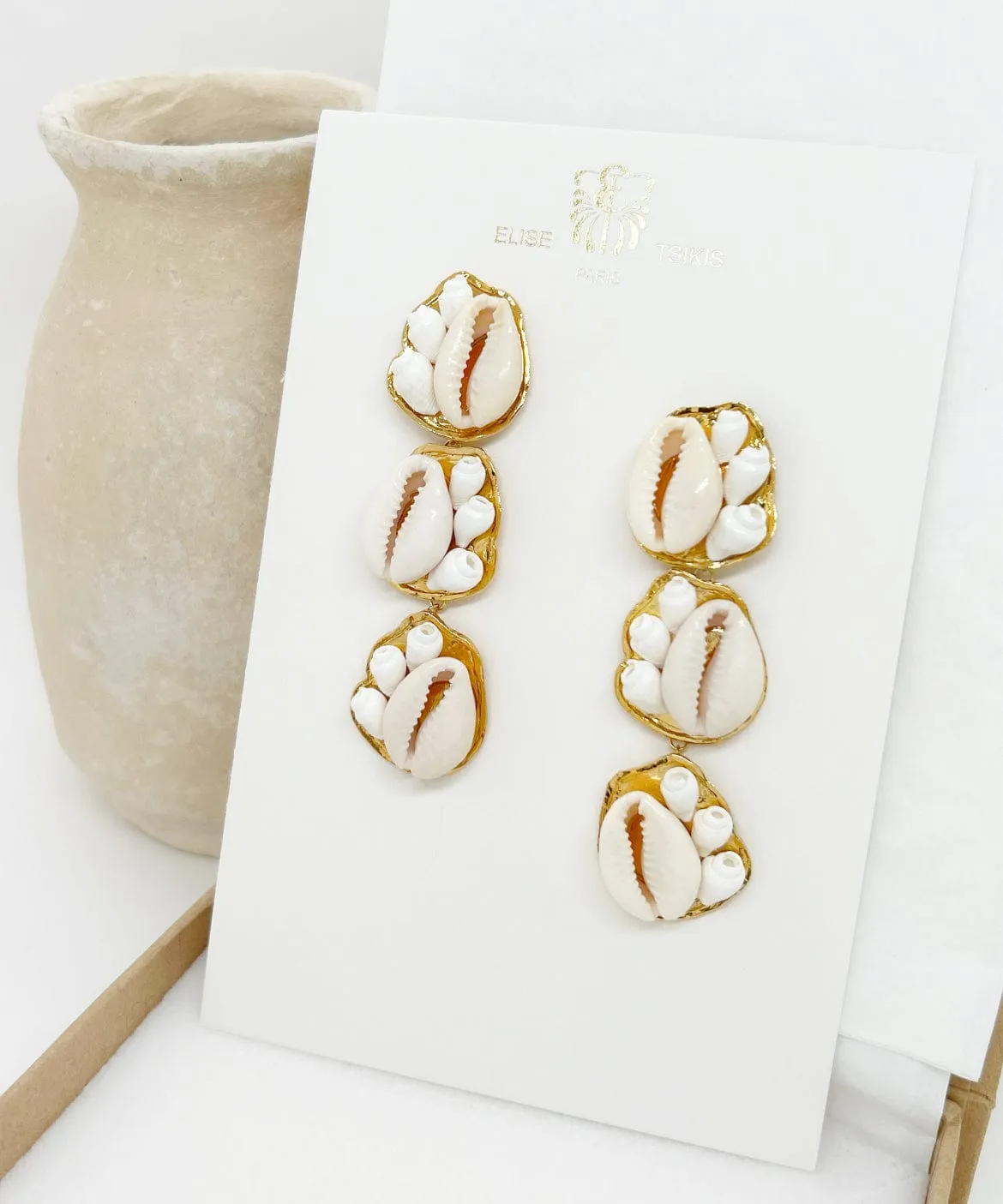 Elise Tsikis Hestia boucles coquillages blancs 8 cm