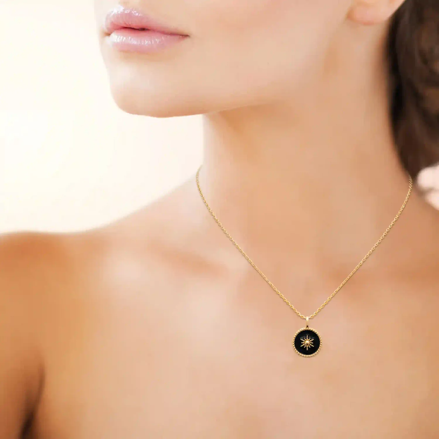 Oriana France pendentif soleil laque noire plaqué or