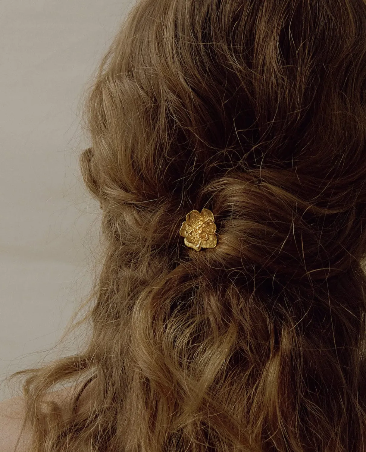 Elise Tsikis Nymphe broche cheveux fleur dorée