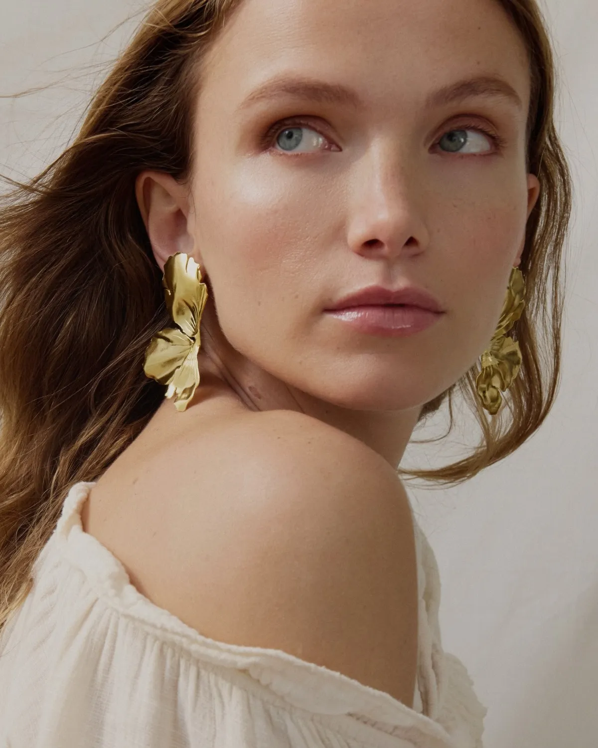 Elise Tsikis Euménide Large boucles d'oreilles fleur