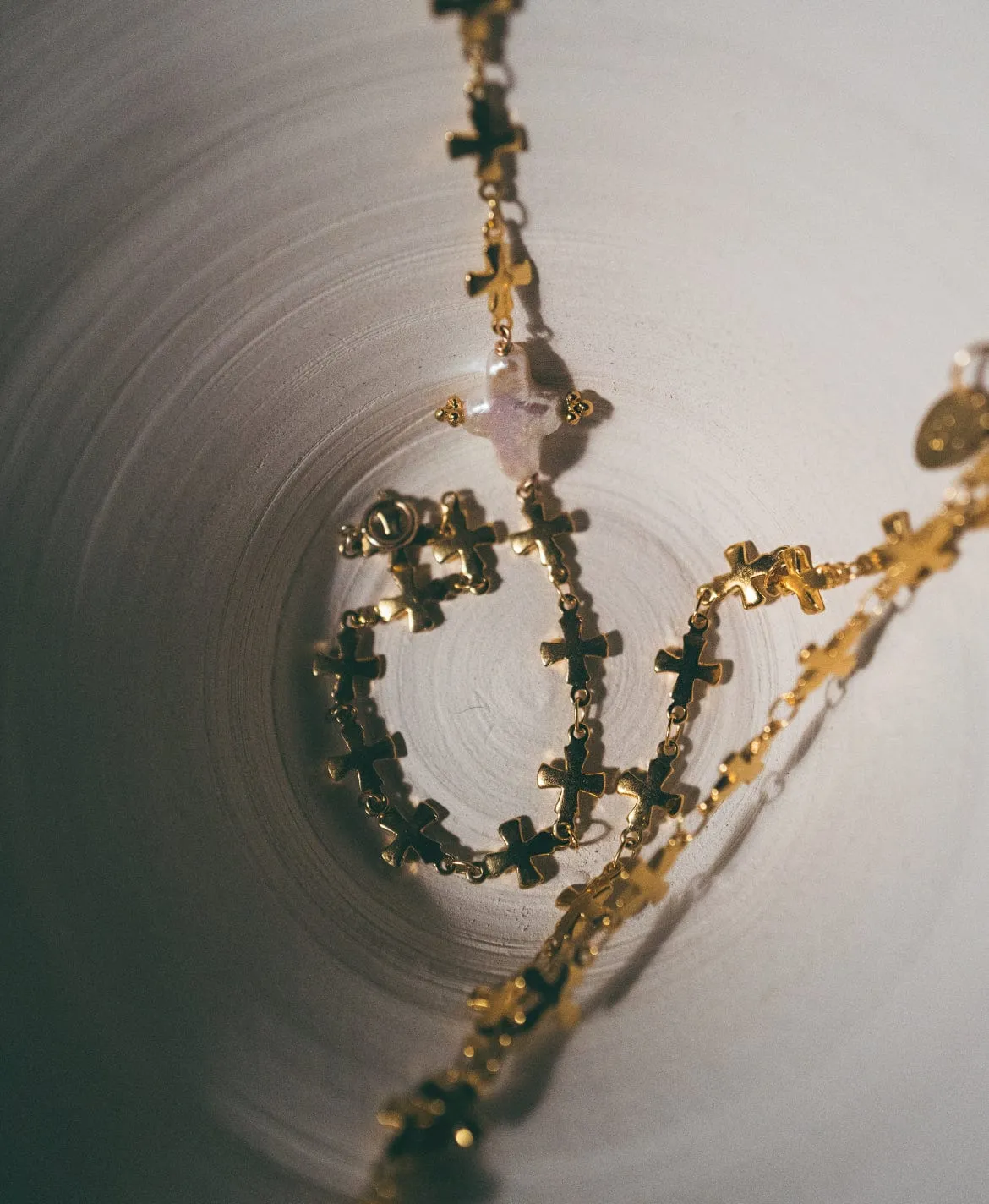 Elise Tsikis Hellenica Nyx collier croix perle doré