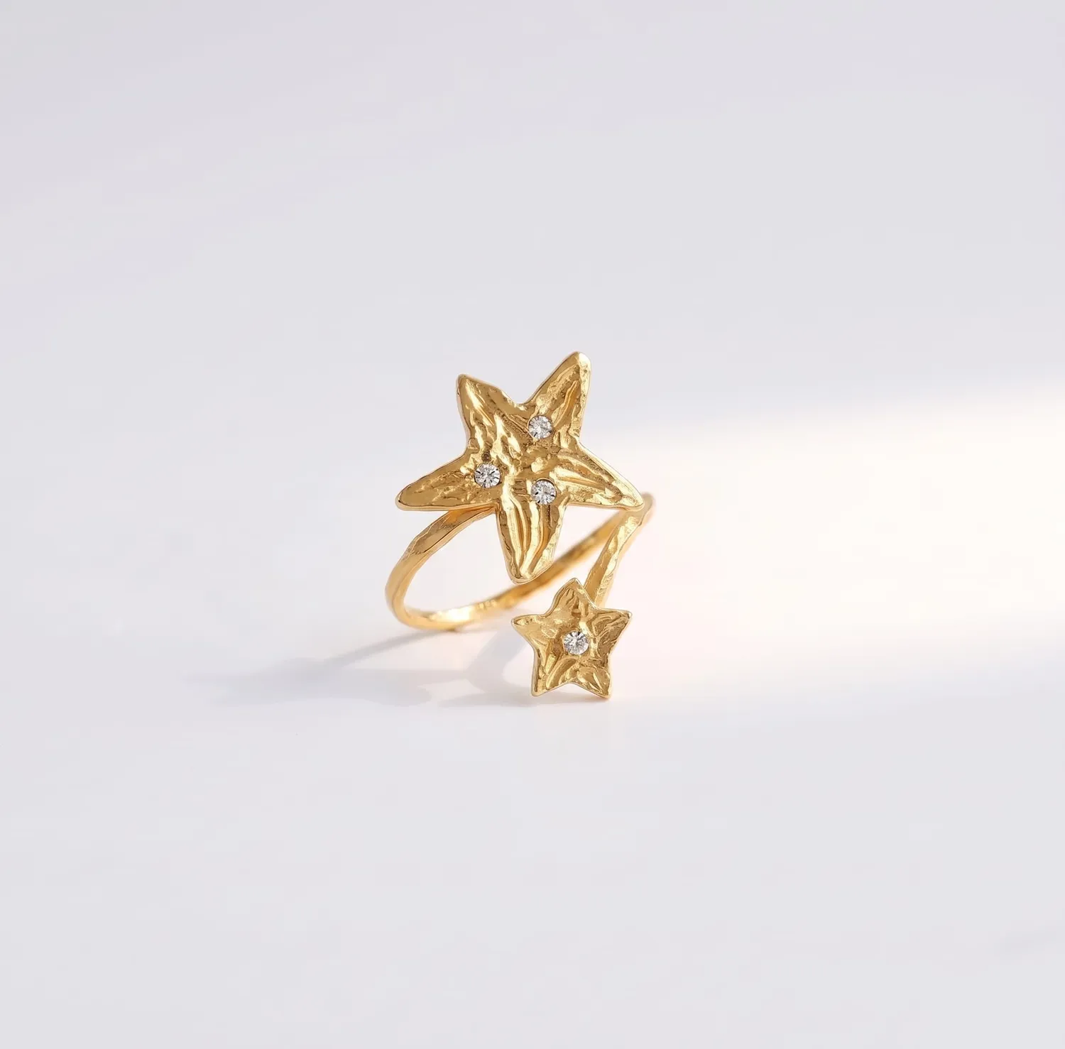Elise Tsikis Kyle bague dorée cristaux blanc ajustable