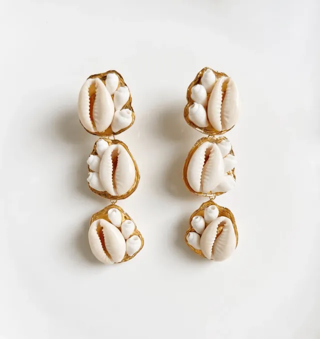 Elise Tsikis Hestia boucles coquillages blancs 8 cm