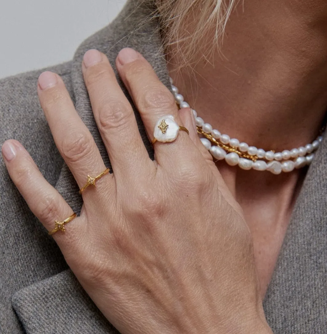 Elise Tsikis Oia collier 3 rangs perles croix doré