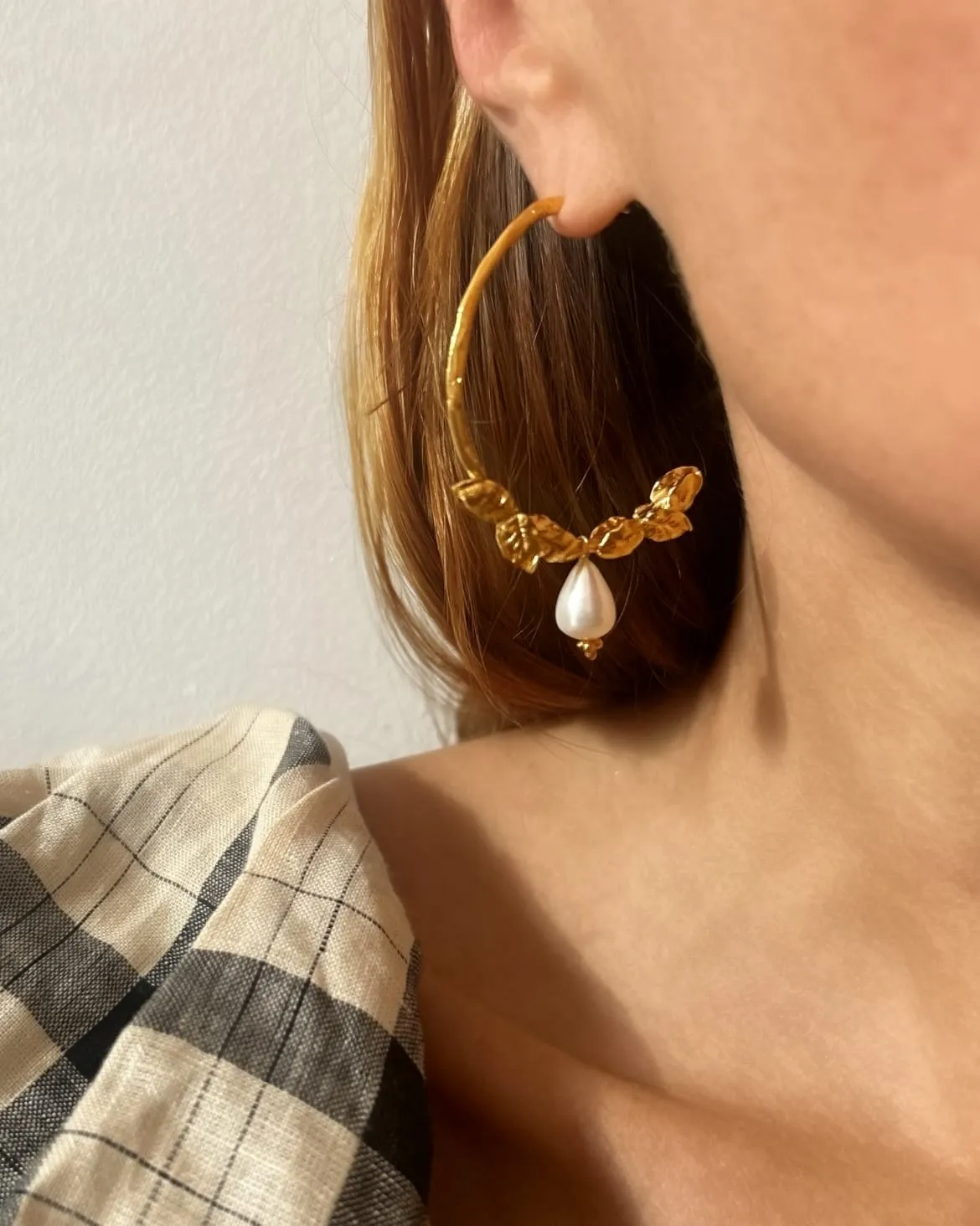 Elise Tsikis Glossana boucles feuilles perle doré