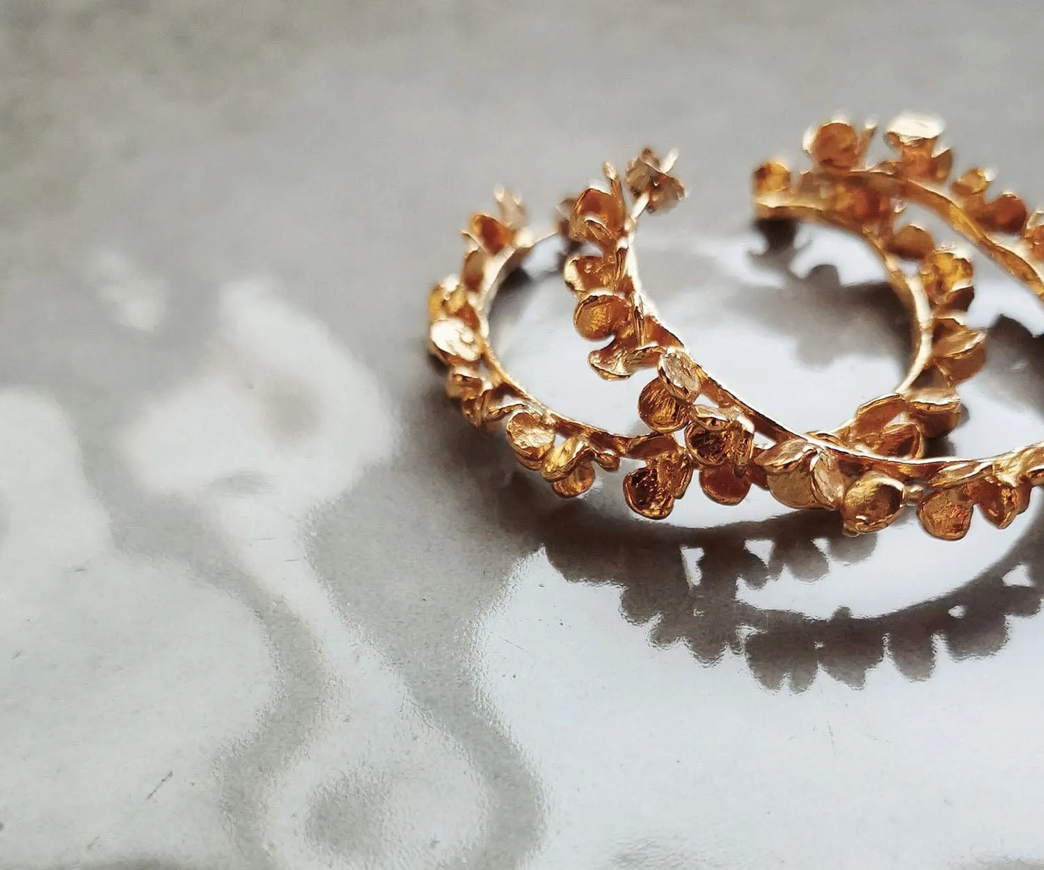 Elise Tsikis Racine créoles boucles d'oreilles or jaune relief fleuri