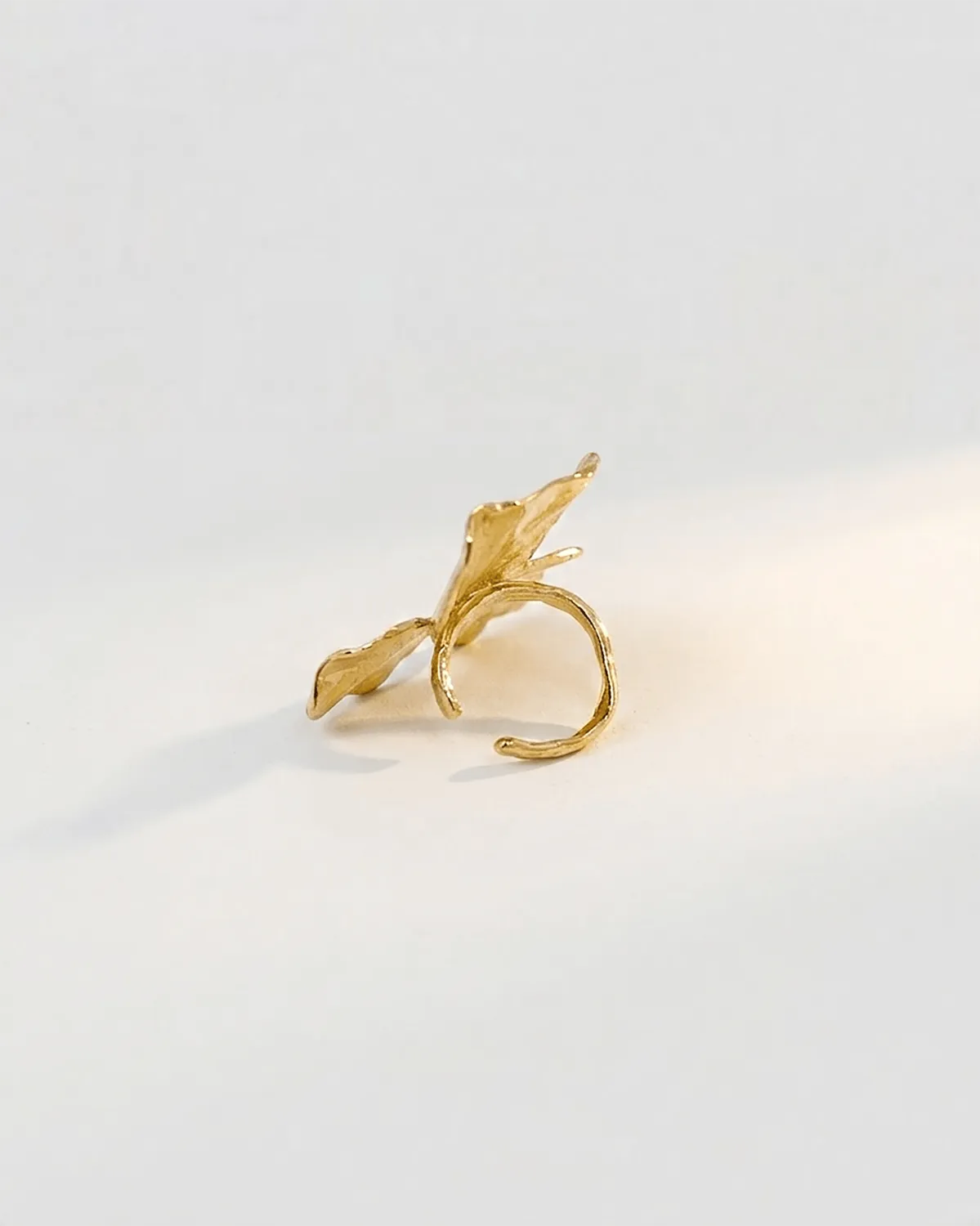 Elise Tsikis Eresos earcuff fleur doré sans perçage