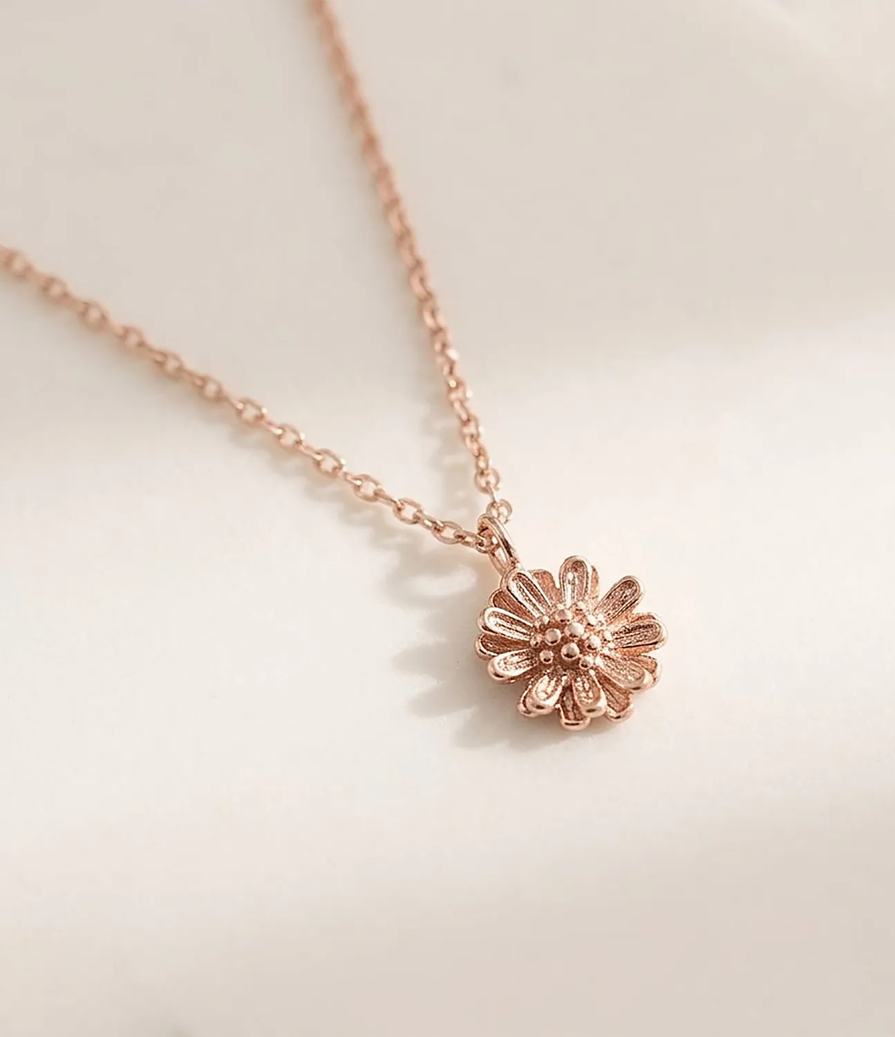 Elise Tsikis Marguerite collier fleur or jaune 40 cm