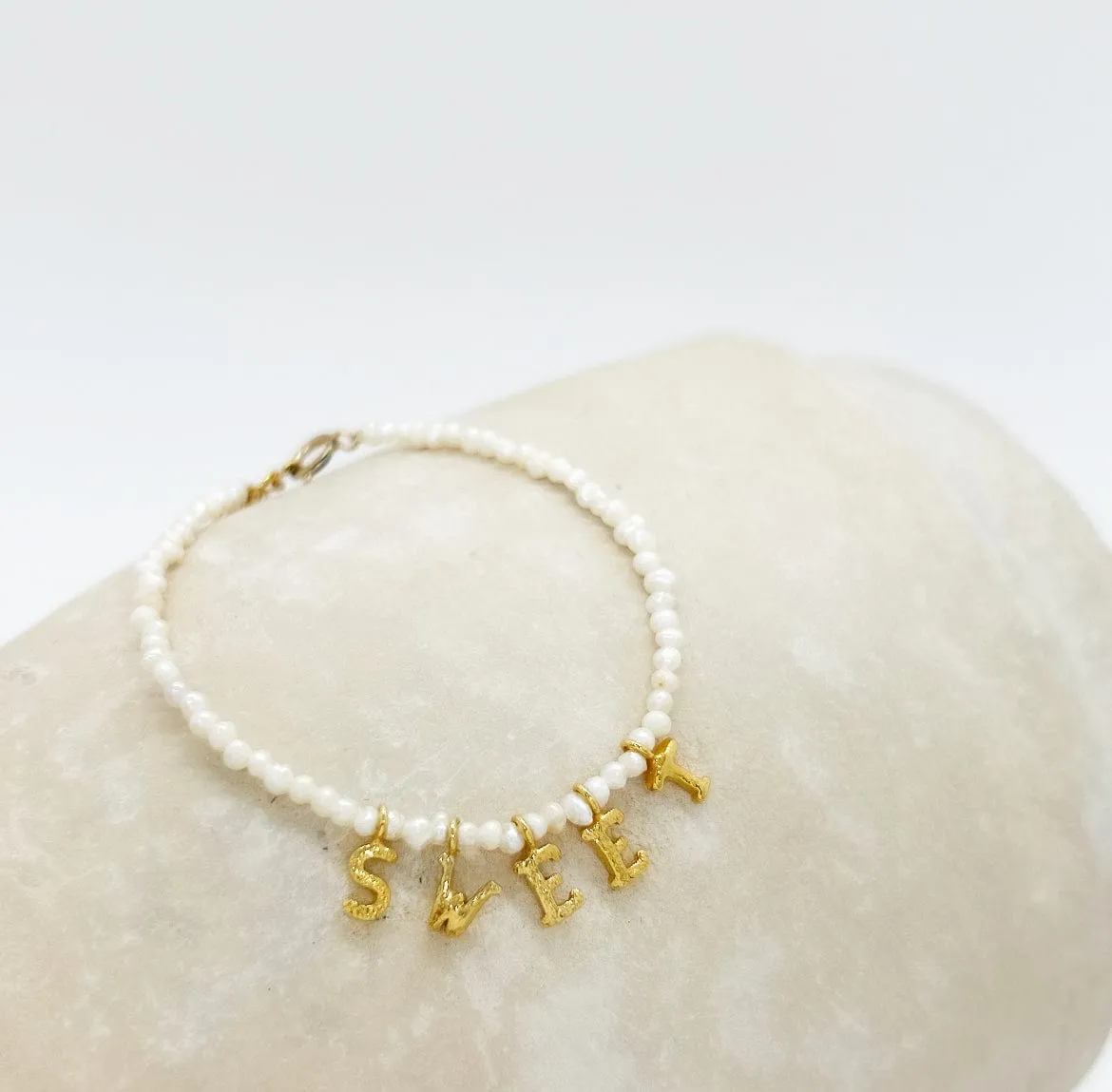 Elise Tsikis Alfani bracelet perles lettres 14,5 cm