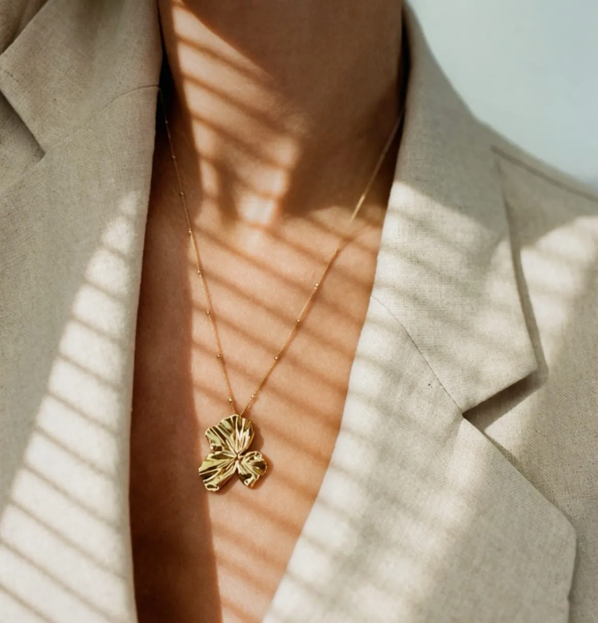 Elise Tsikis Némésis Mantéia collier fleur chaîne boule 50 cm
