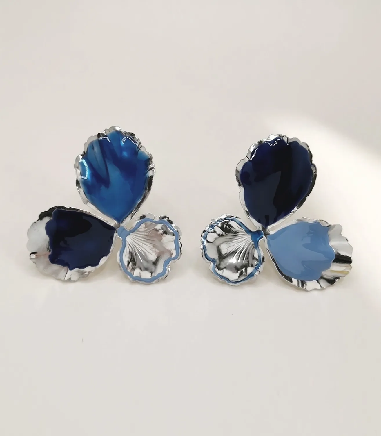 Elise Tsikis Pensée Large boucles oreilles or rose