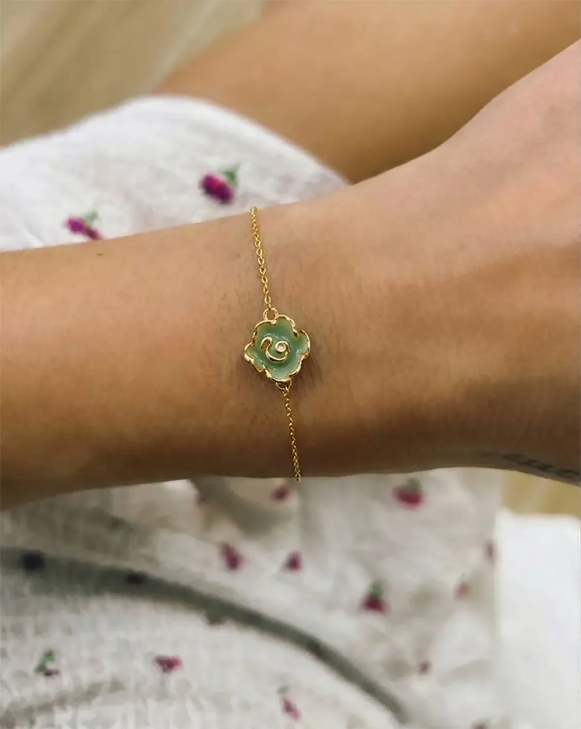 Elise Tsikis Ermioni bracelet chaîne fleur émaillée