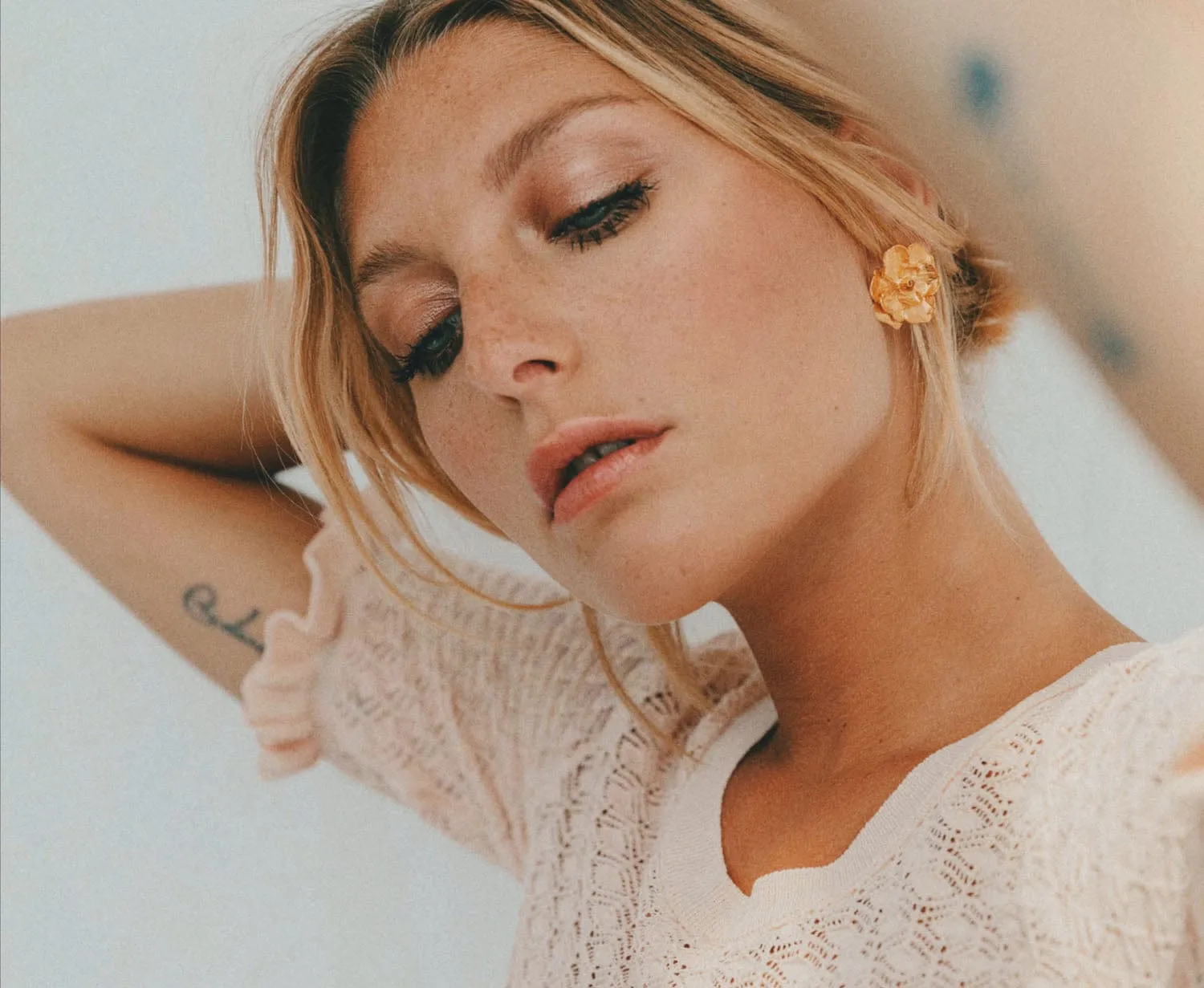 Elise Tsikis Sarah boucles fleur pin doré
