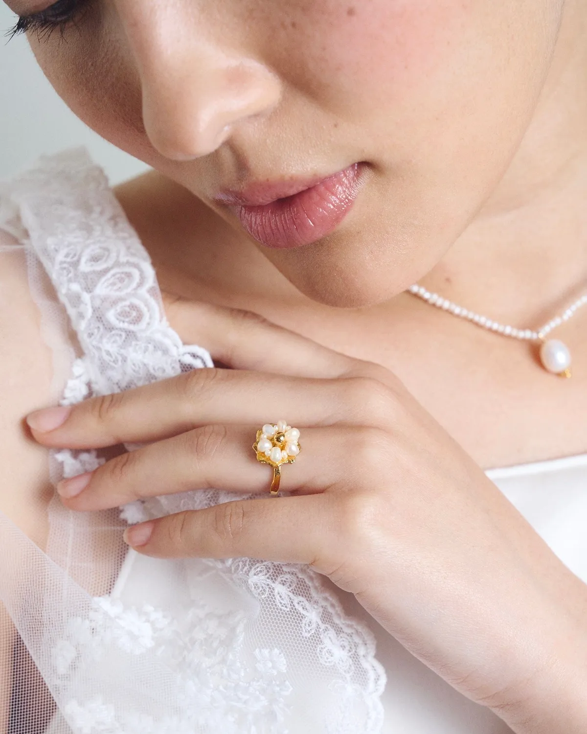 Elise Tsikis Selini Simple bague fleur nacre ajustable