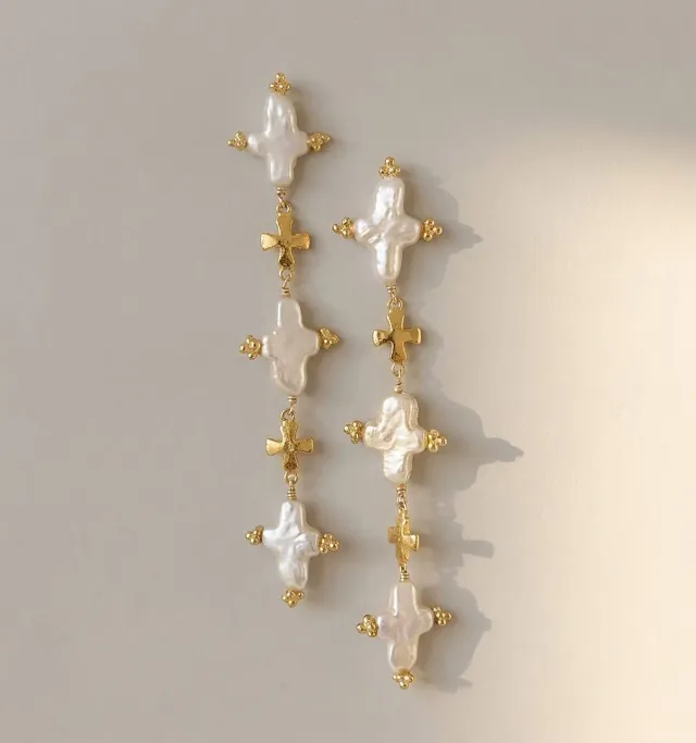 Elise Tsikis Hellenica boucles d'oreilles croix perles 8 cm
