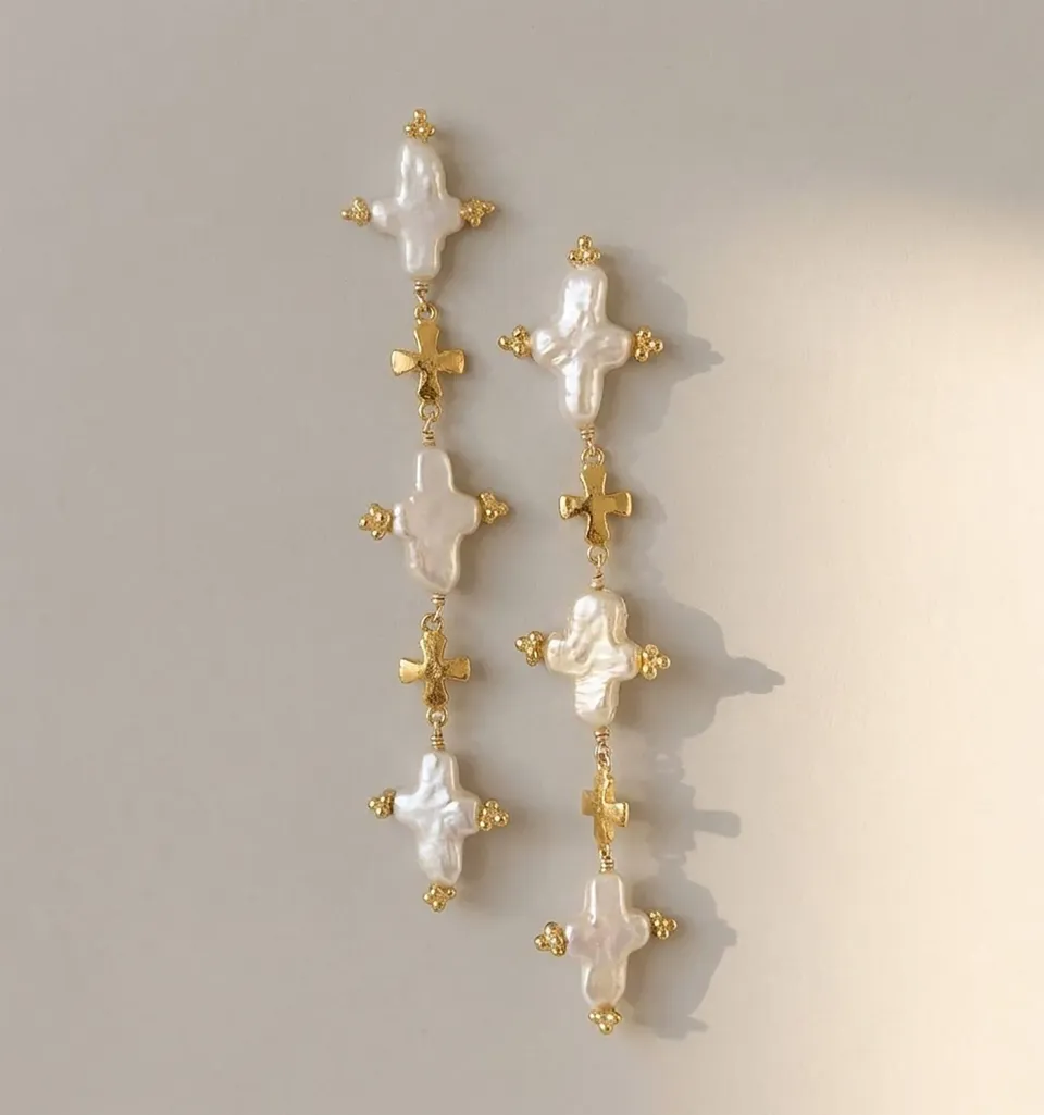 Elise Tsikis Hellenica boucles d'oreilles croix perles 8 cm