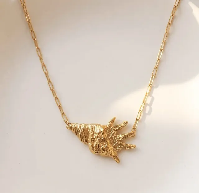 Elise Tsikis Ellaosi collier coquillage doré 40 cm