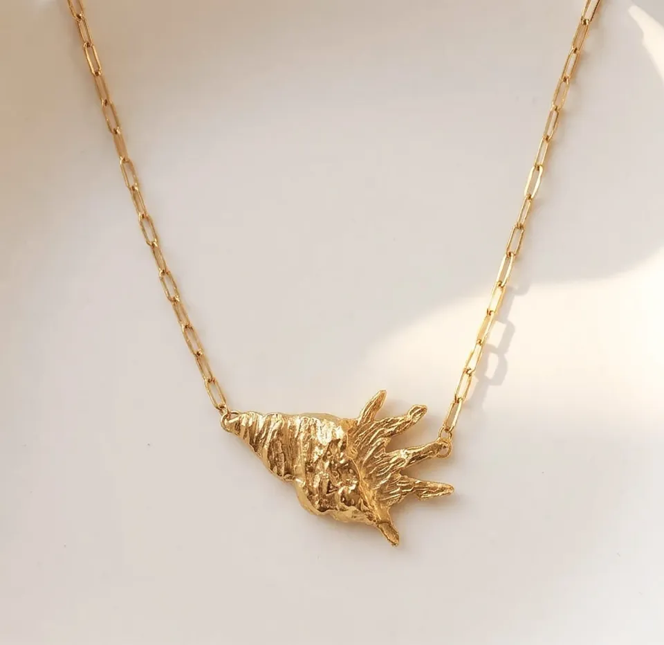 Elise Tsikis Ellaosi collier coquillage doré 40 cm