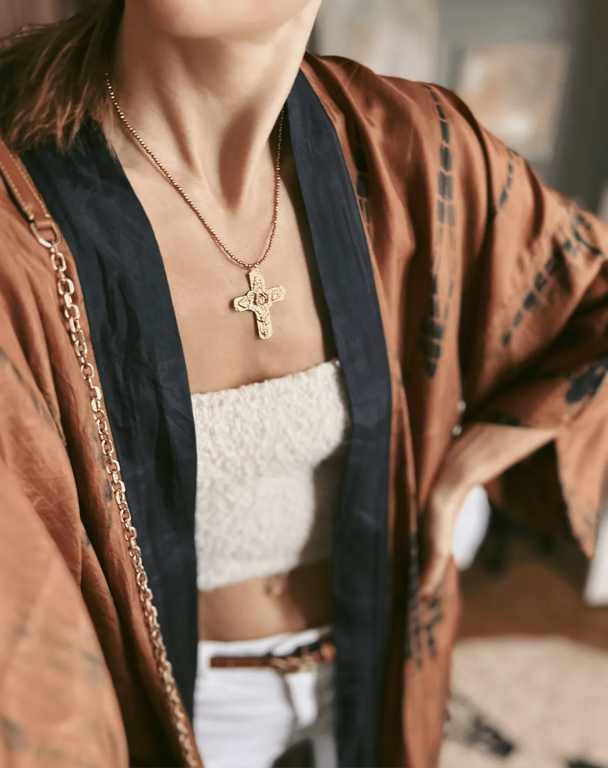 Elise Tsikis Itza collier croix dorée perles 47 cm