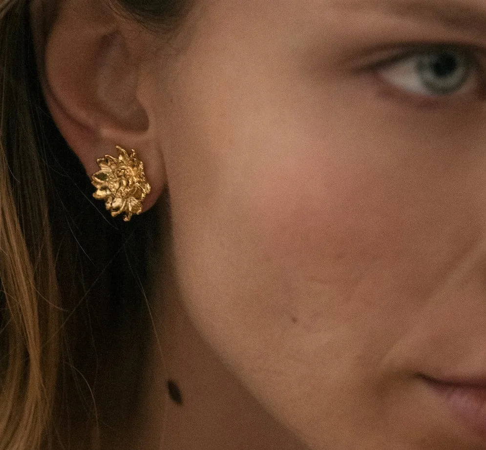 Elise Tsikis Velenne boucles fleur or jaune percées