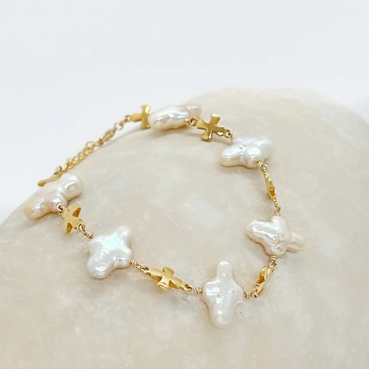 Elise Tsikis Nysa bracelet perle croix doré 16,5 cm