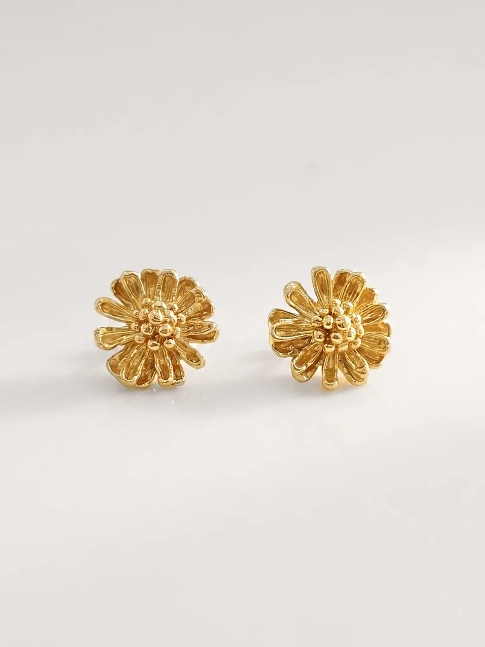 Elise Tsikis Marguerite Small boucles or jaune puces