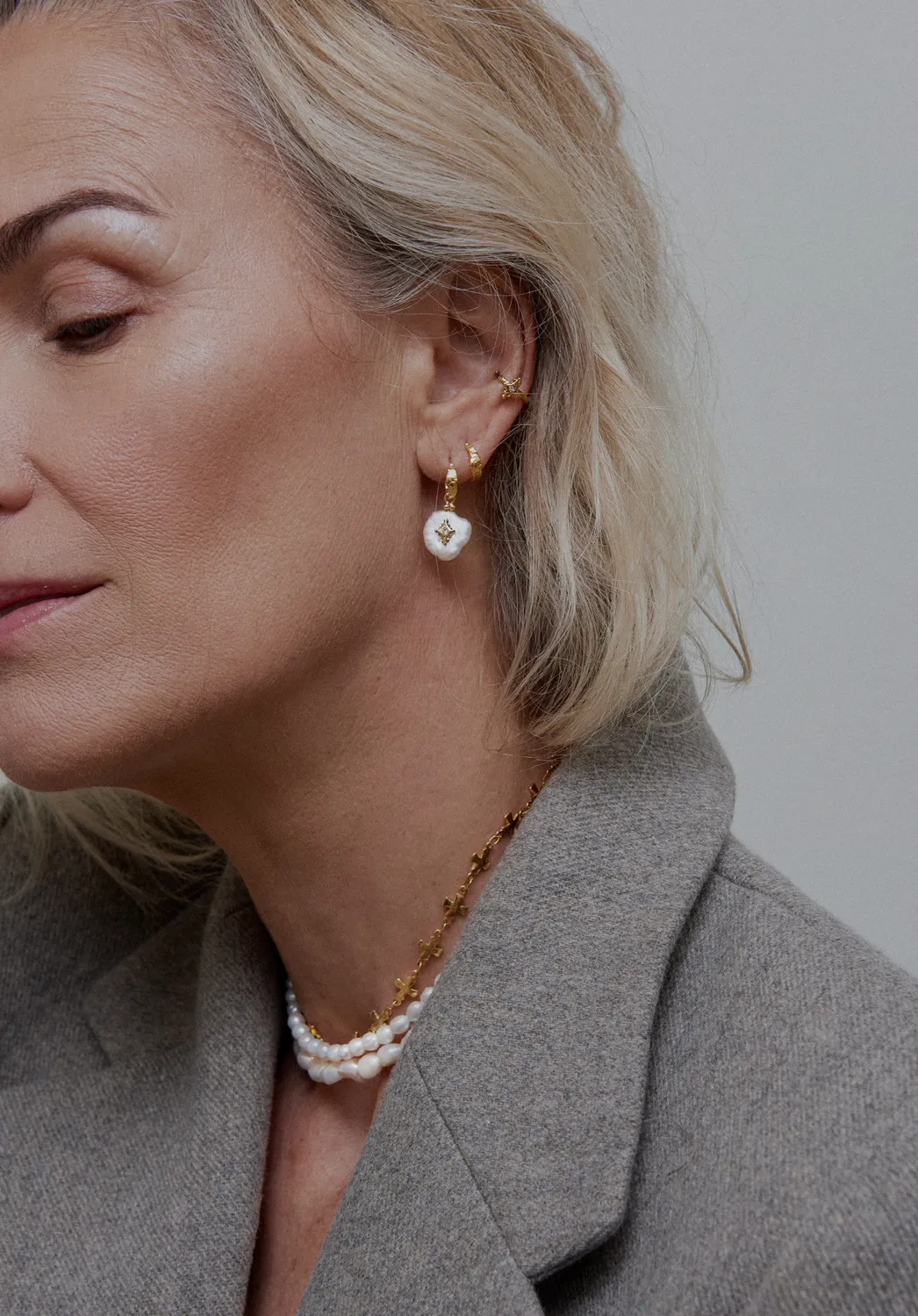 Elise Tsikis Oia collier 3 rangs perles croix doré