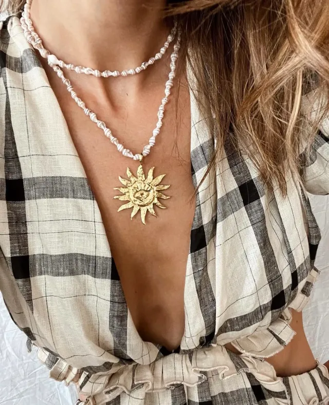 Elise Tsikis Helios Mykonos collier coquillages soleil