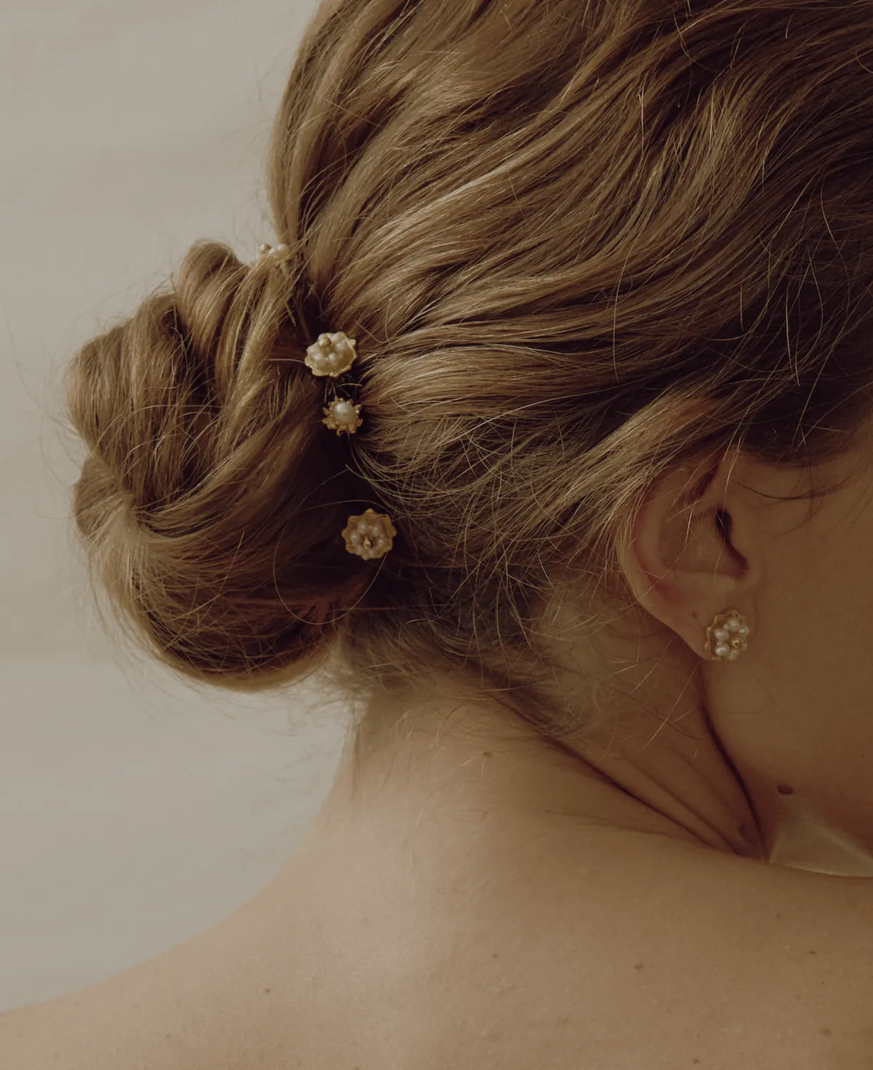Elise Tsikis Orphé broche cheveux fleur dorée