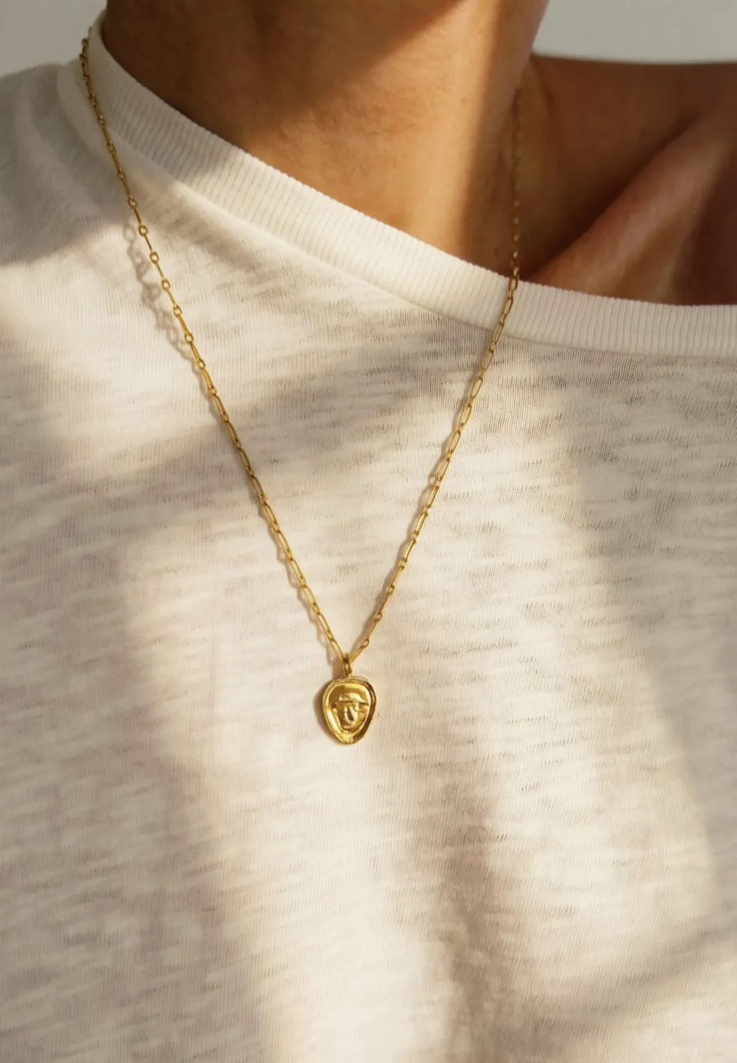 Elise Tsikis Chalkida collier doré pendentif talisman