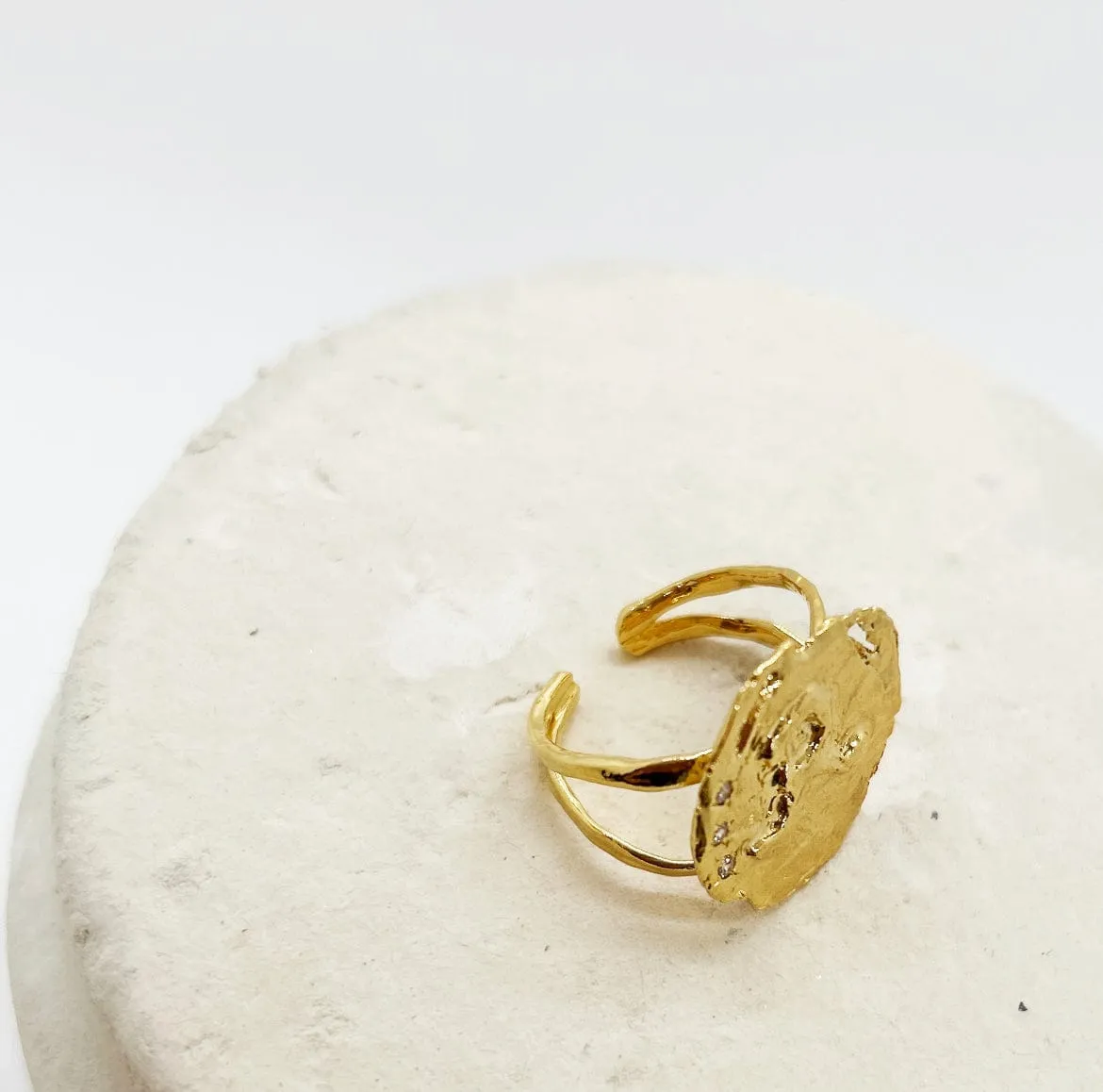 Elise Tsikis Mendi bague chevalière zircon blanc
