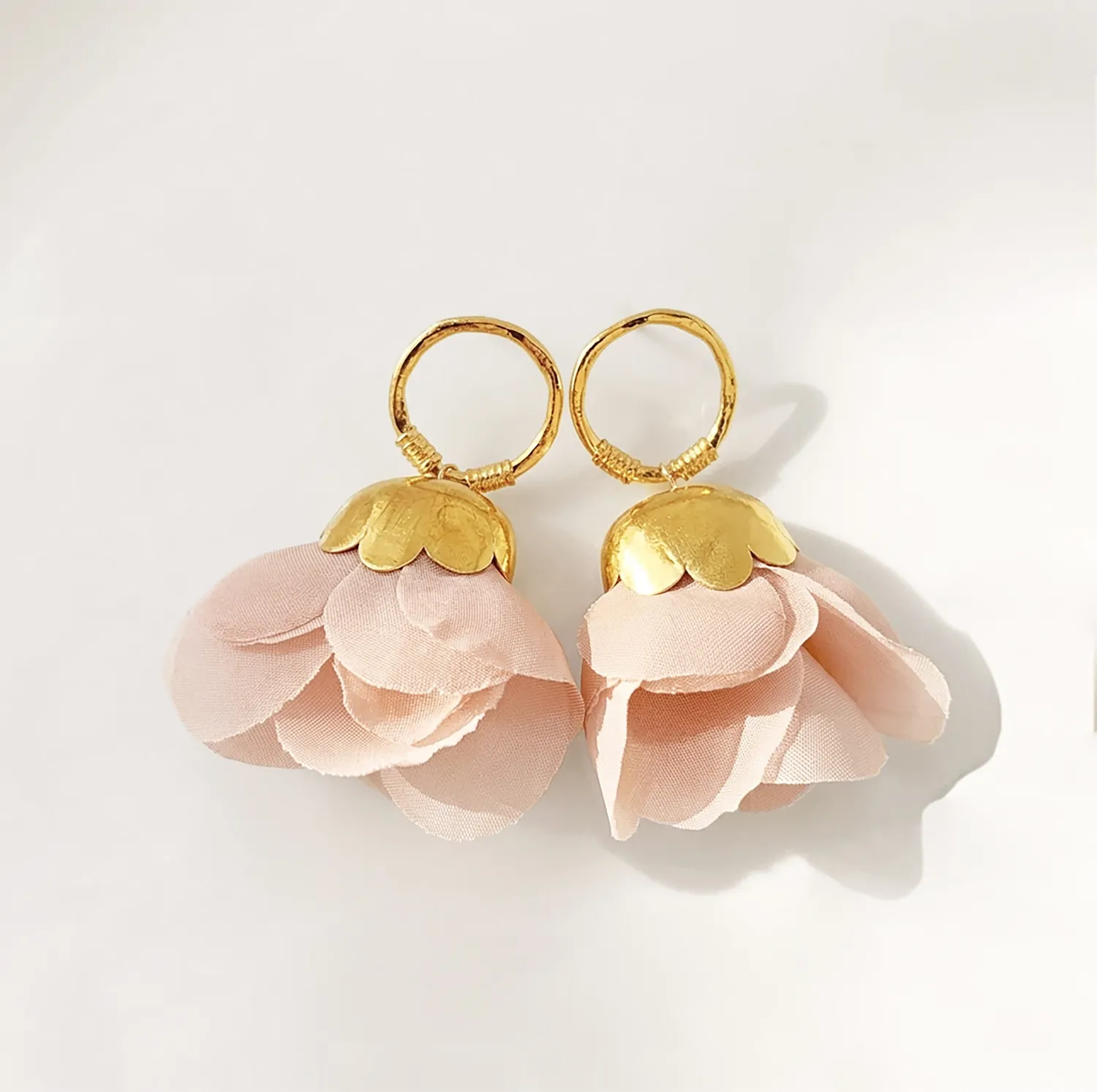 Elise Tsikis Dulcita boucles d'oreilles crème doré