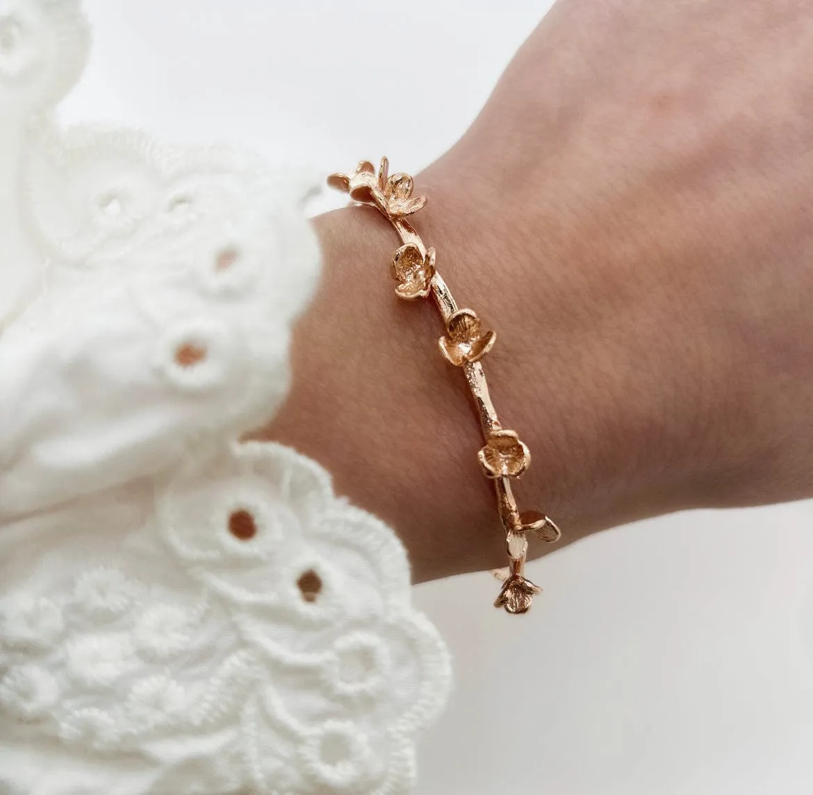 Elise Tsikis Teplice bracelet jonc fleurs or jaune
