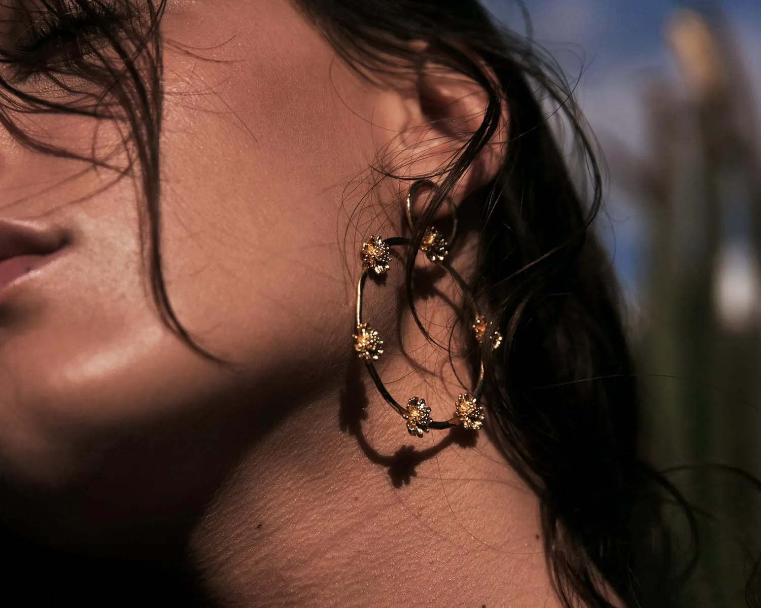 Elise Tsikis Marguerite Large boucles d'oreilles dorées