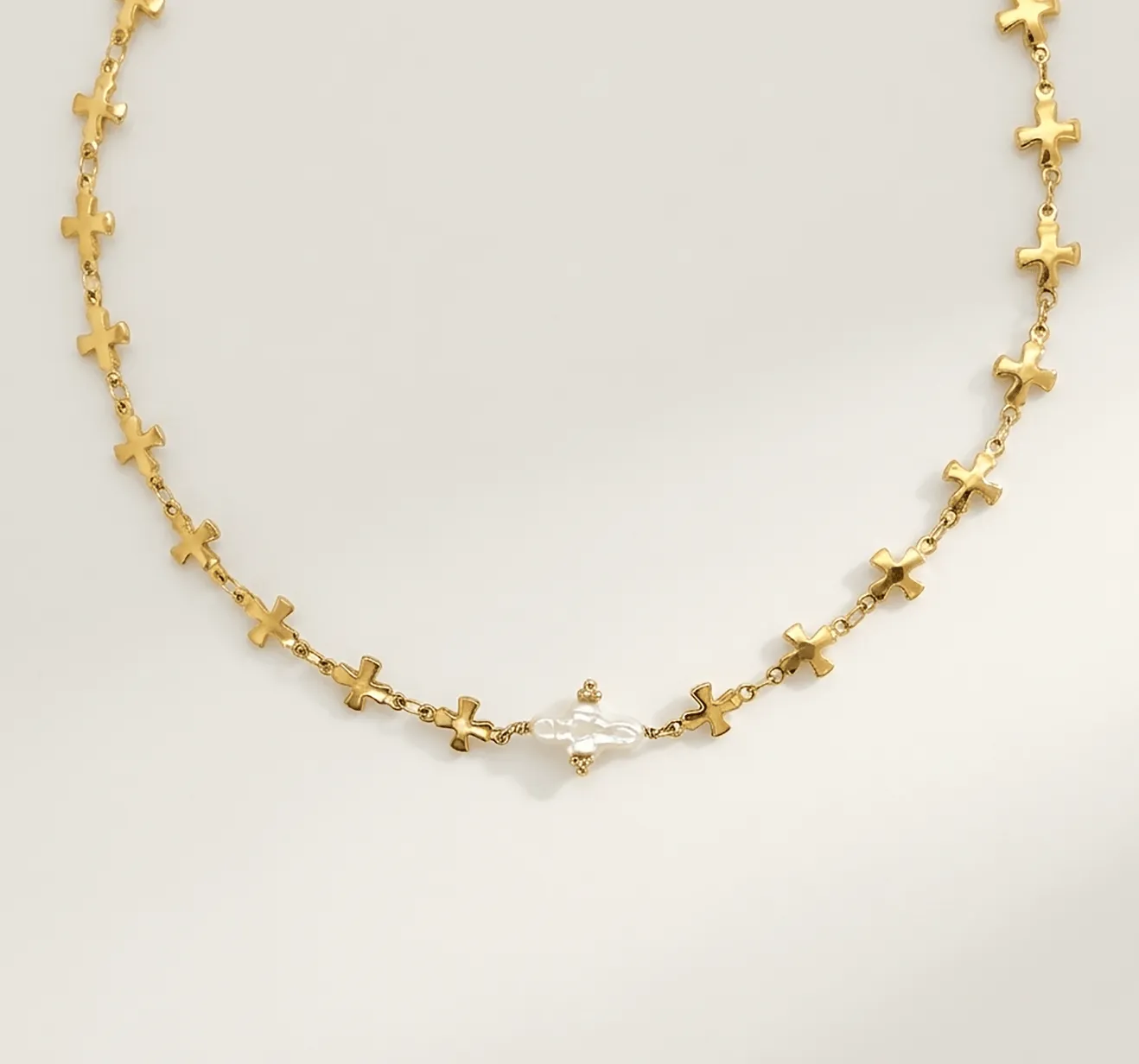 Elise Tsikis Hellenica Nyx collier croix perle doré