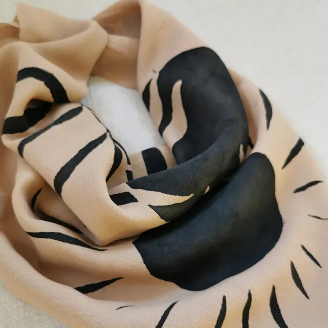 Elise Tsikis Annakhil foulard soie noir