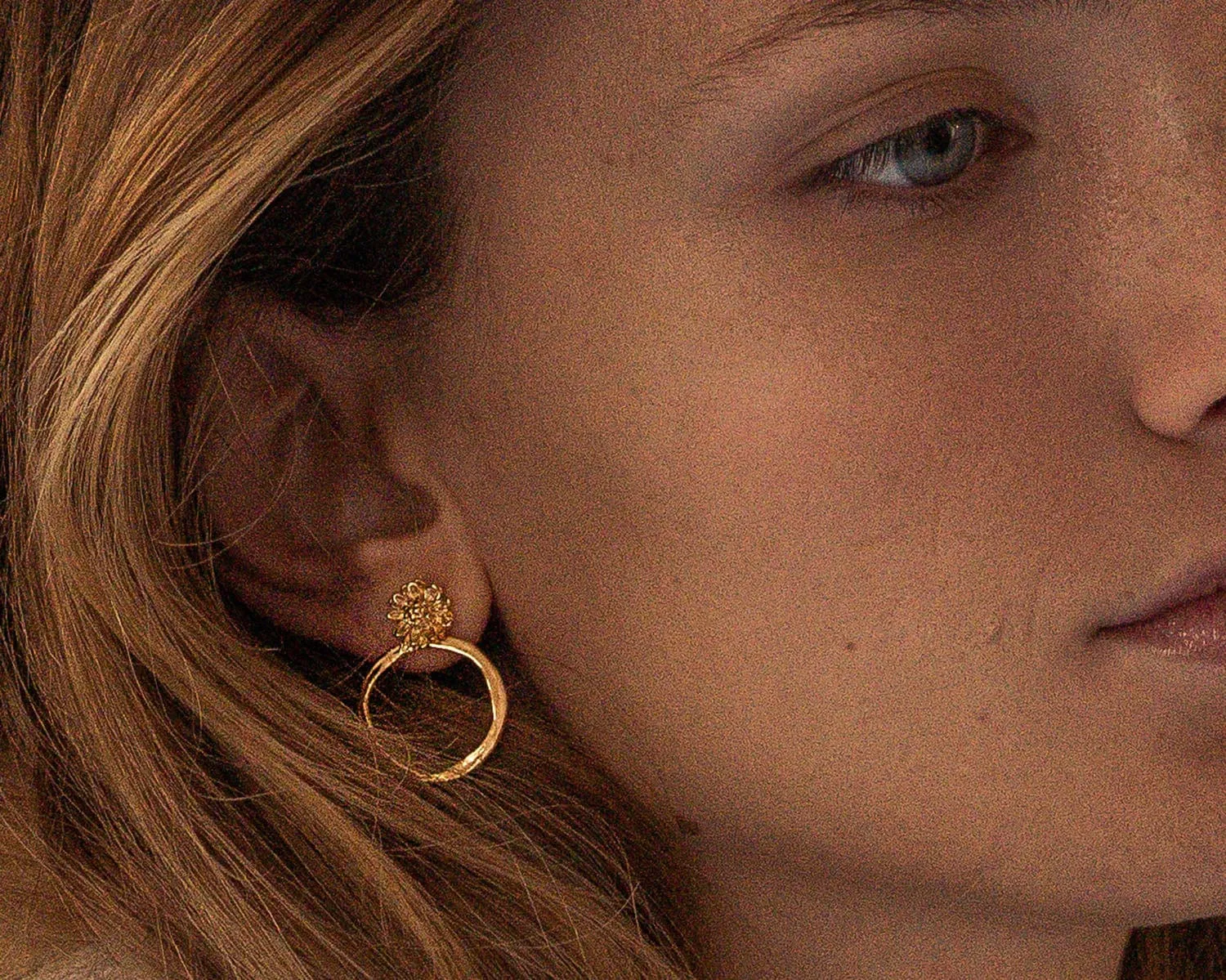 Elise Tsikis Jardin Marguerite Medium boucles d’oreilles or jaune