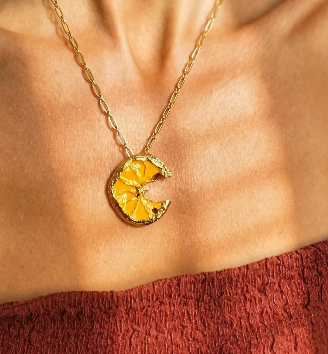 Elise Tsikis Perea collier jaune citron 45 cm doré