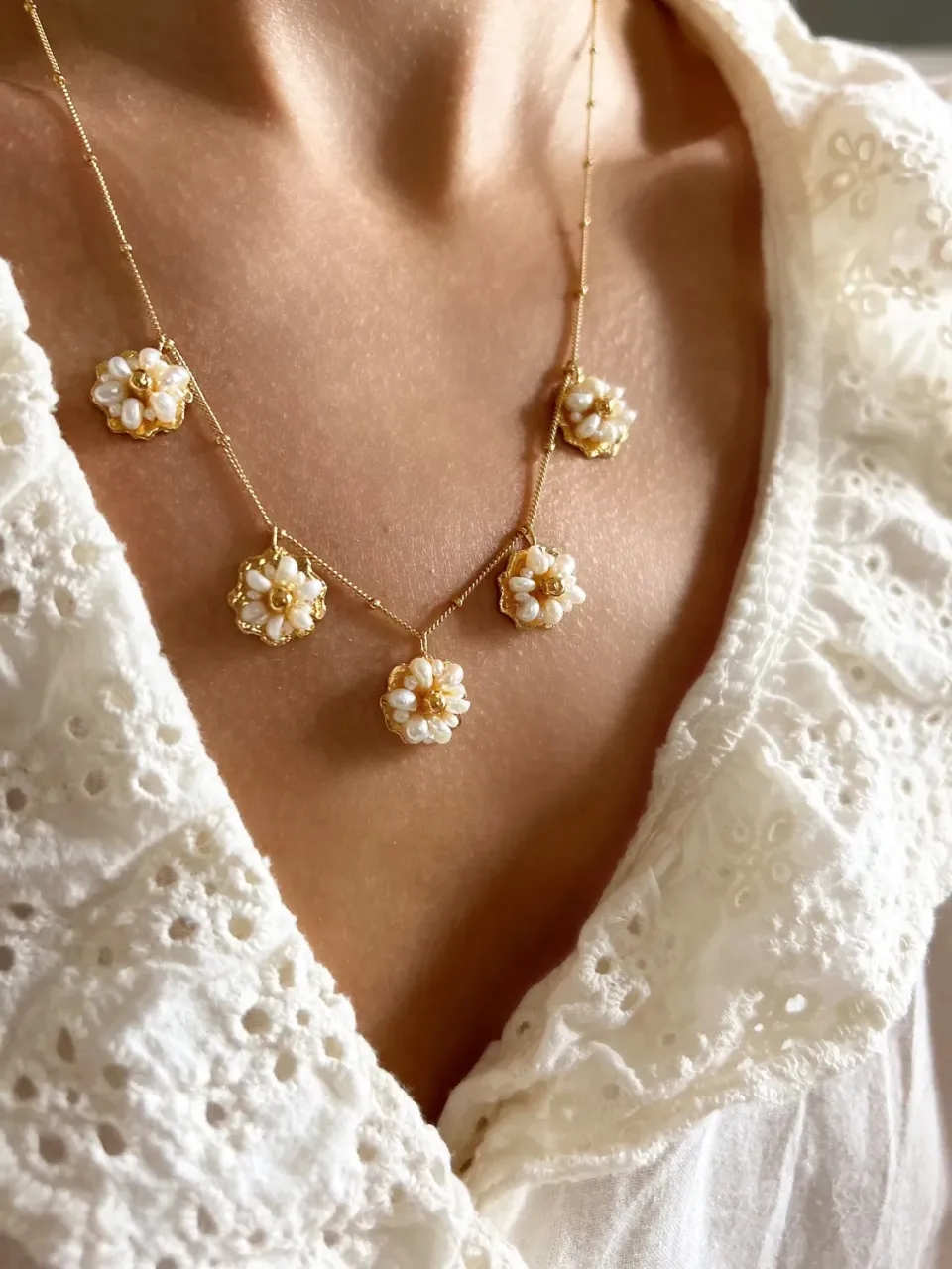 Elise Tsikis Ikaria Kioni collier fleurs nacre