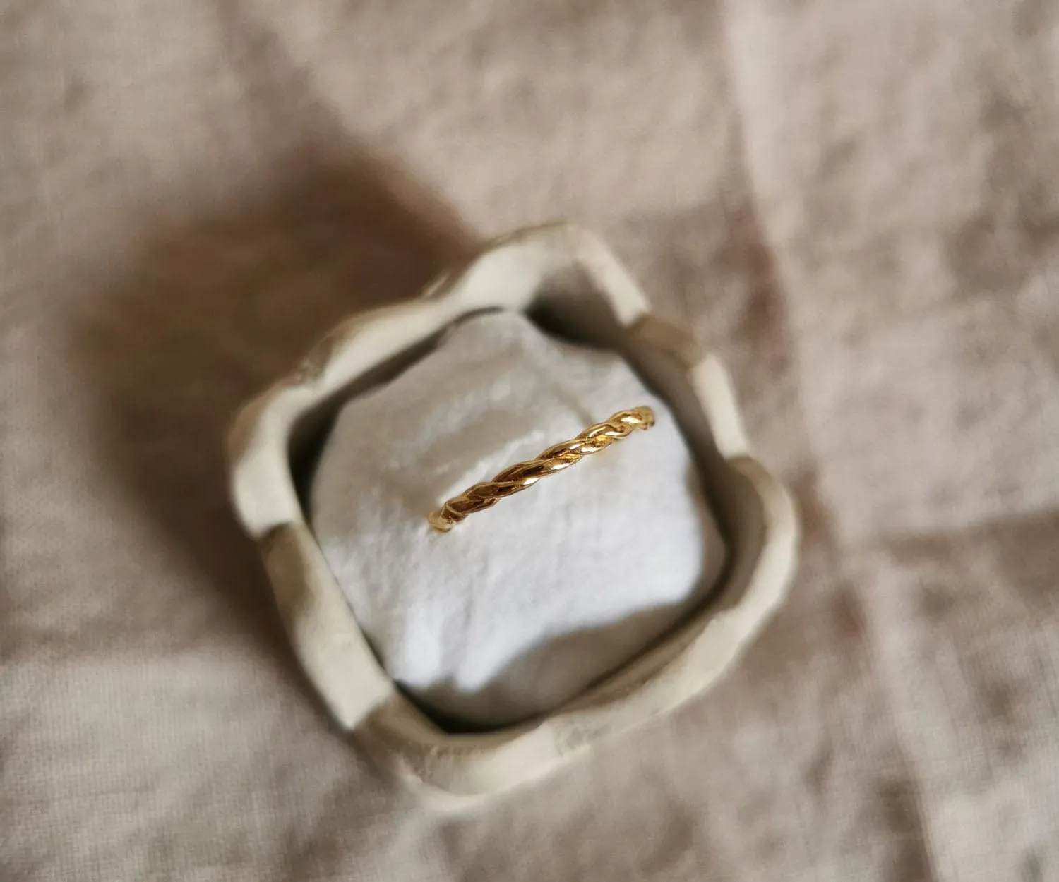 Elise Tsikis Trinidad Canasi bague torsadée dorée