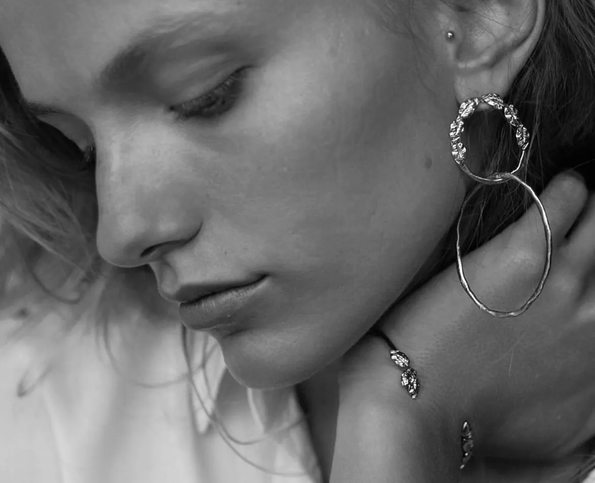 Elise Tsikis Thisbe boucles d’oreilles feuille 7 cm