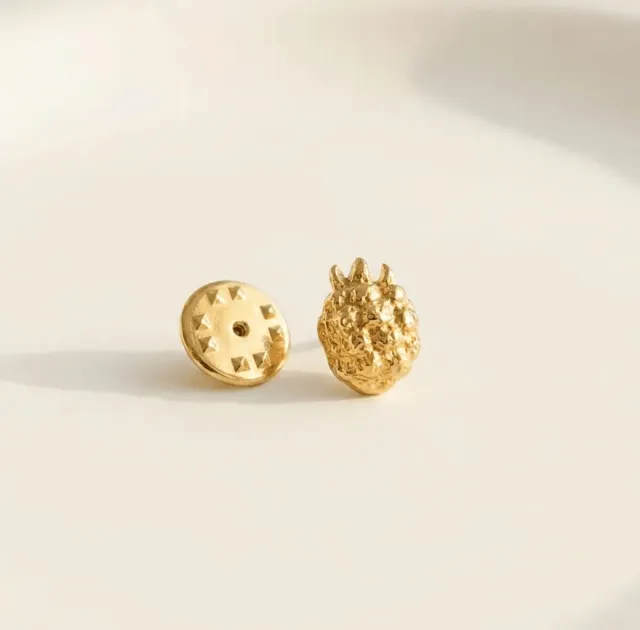 Elise Tsikis Mûrier pin's fruit doré 0,6 cm
