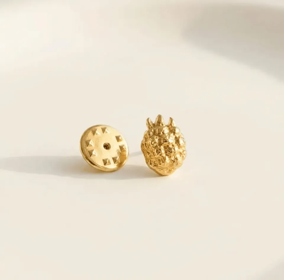 Elise Tsikis Mûrier pin's fruit doré 0,6 cm