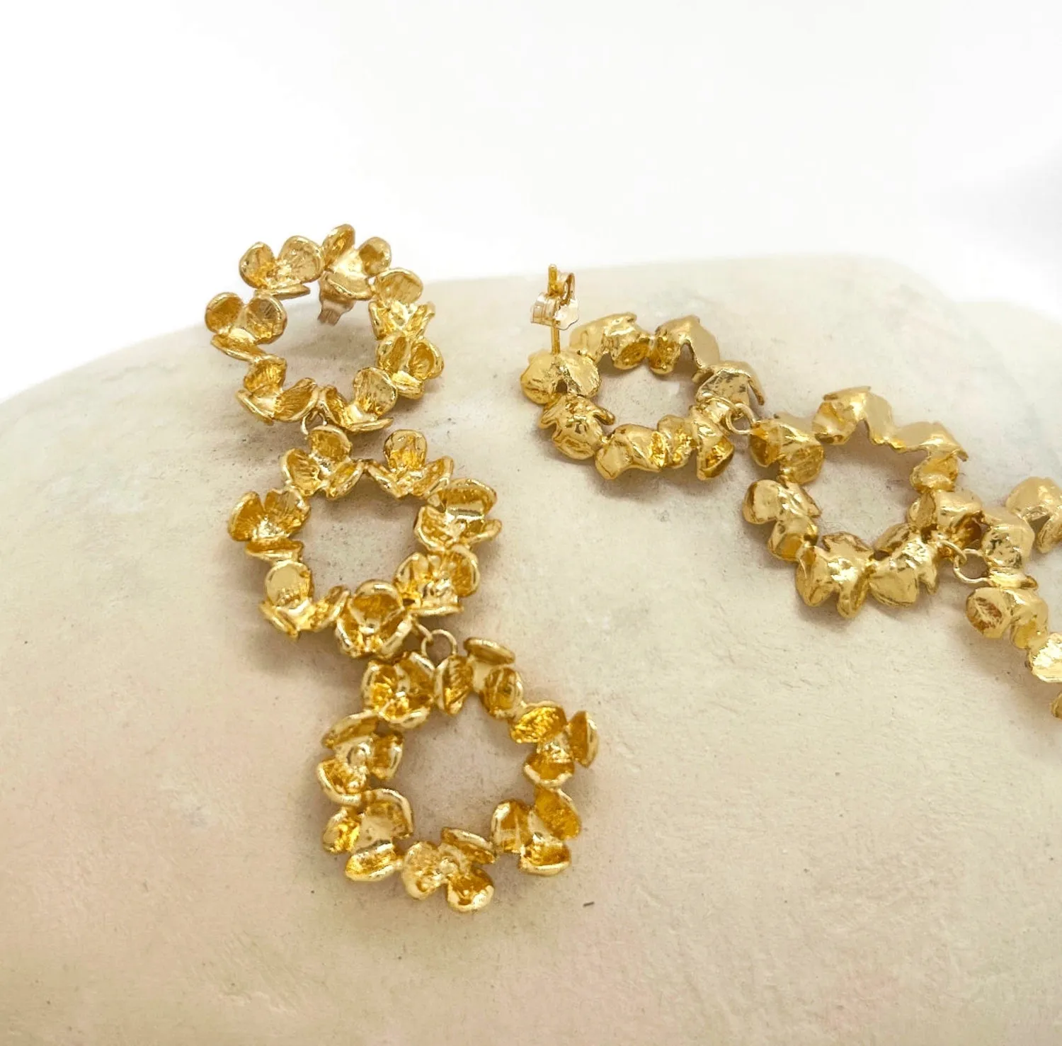 Elise Tsikis Valtica boucles d’oreilles pendantes doré 6 cm