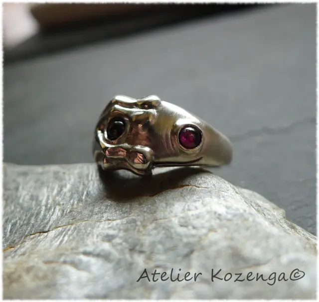 L'Atelier Kozenga Grenouille bague argent grenats
