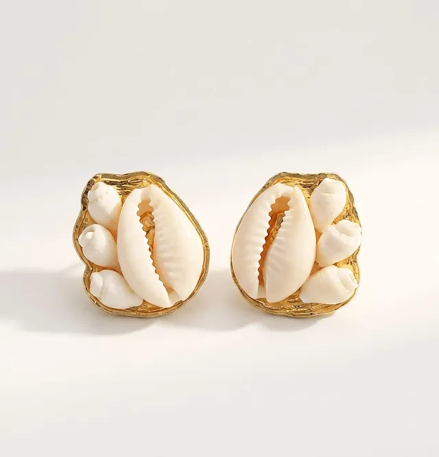 Elise Tsikis Hades boucles d’oreilles coquillages blancs