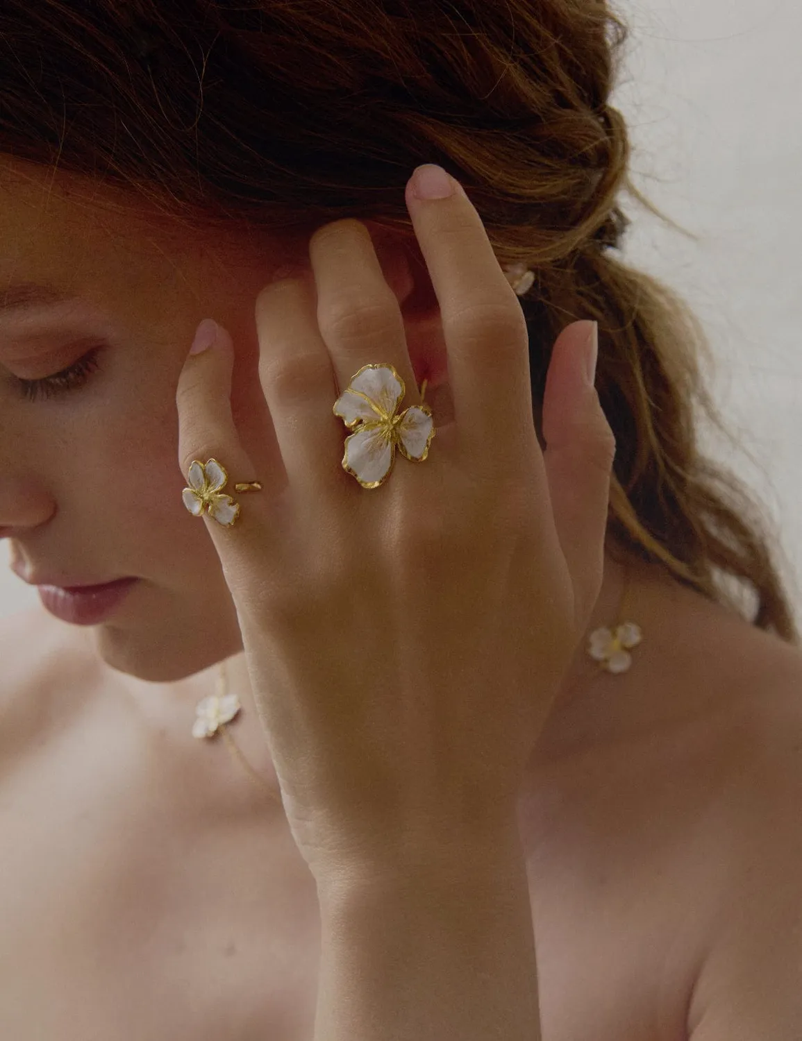 Elise Tsikis Némésis Damy bague phalange émaillée fleur
