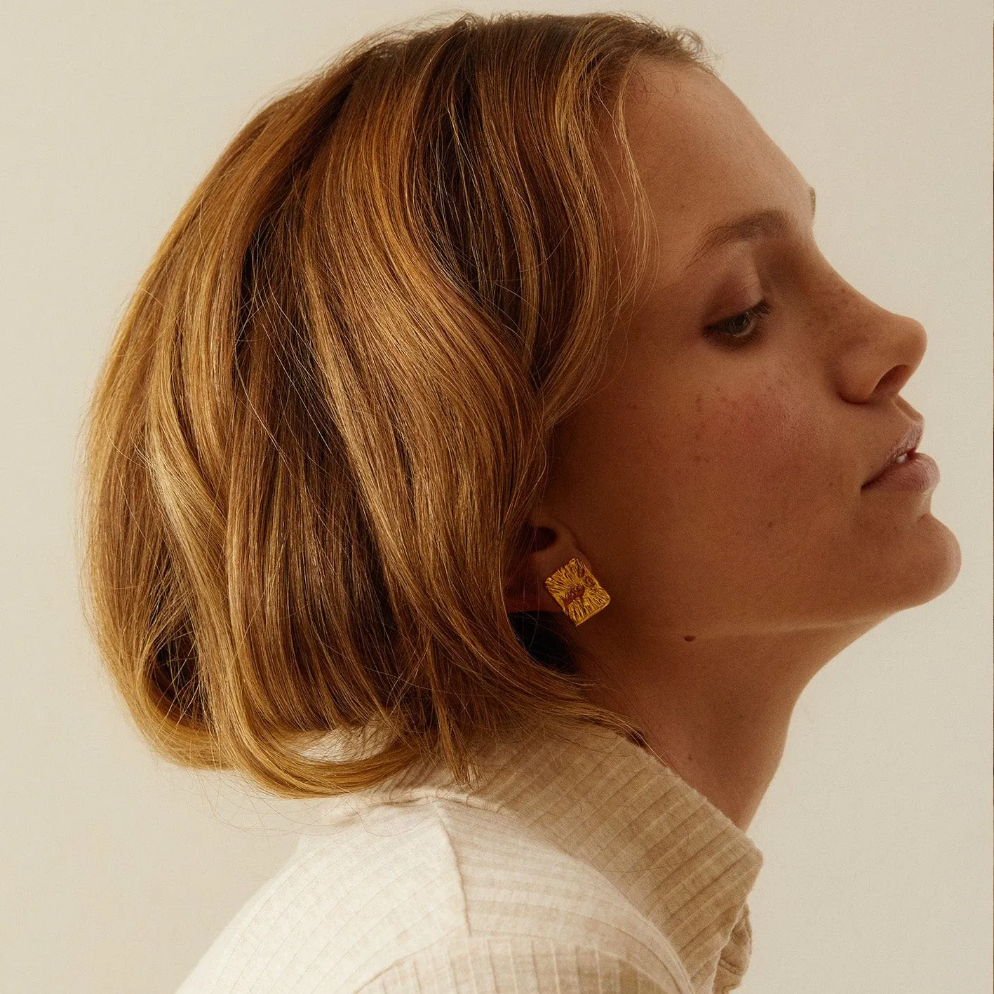 Elise Tsikis Xapa boucles d'oreilles dorées gravées